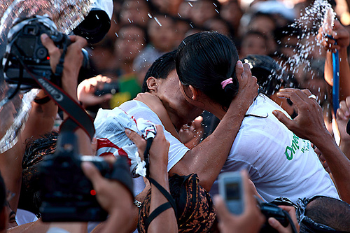 Omed Omedan ciuman Massal nyepi di bali 2012